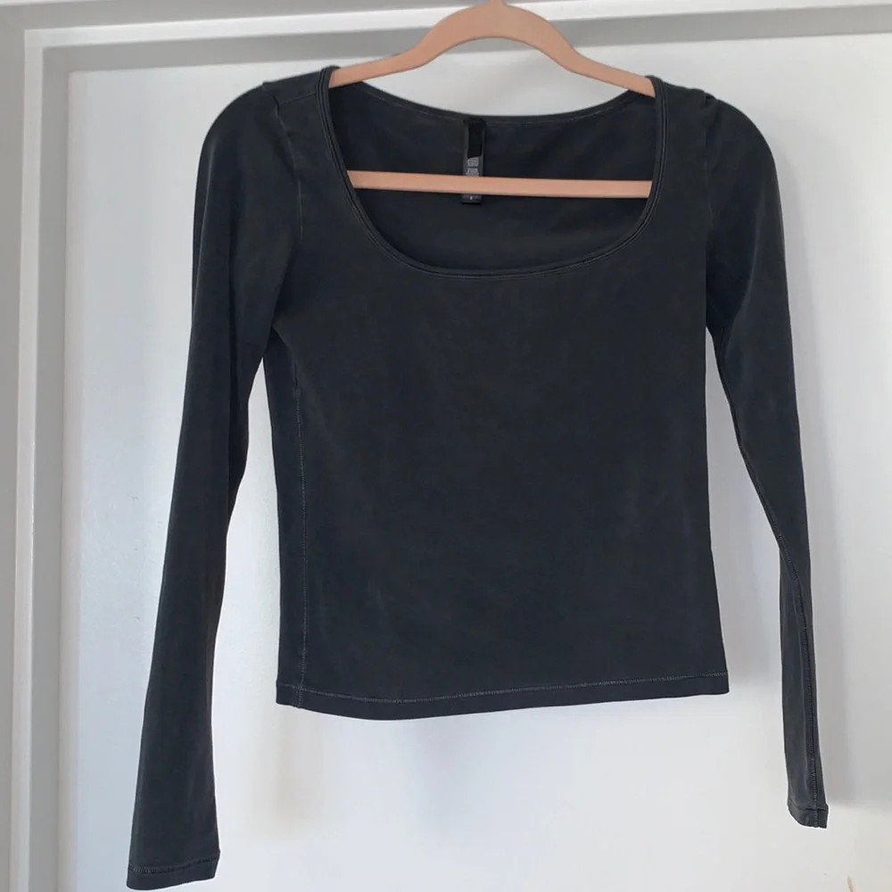 SKIMS Black Long Sleeve Tee - Picture 1 of 3